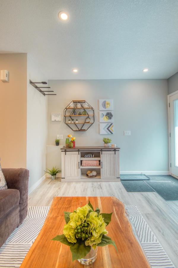 Beautiful Newly Reno 2Bdm 2 Bth Sleep Up To 6 Adults & Kids Mountain View Townhouse Suite Canmore Exterior photo